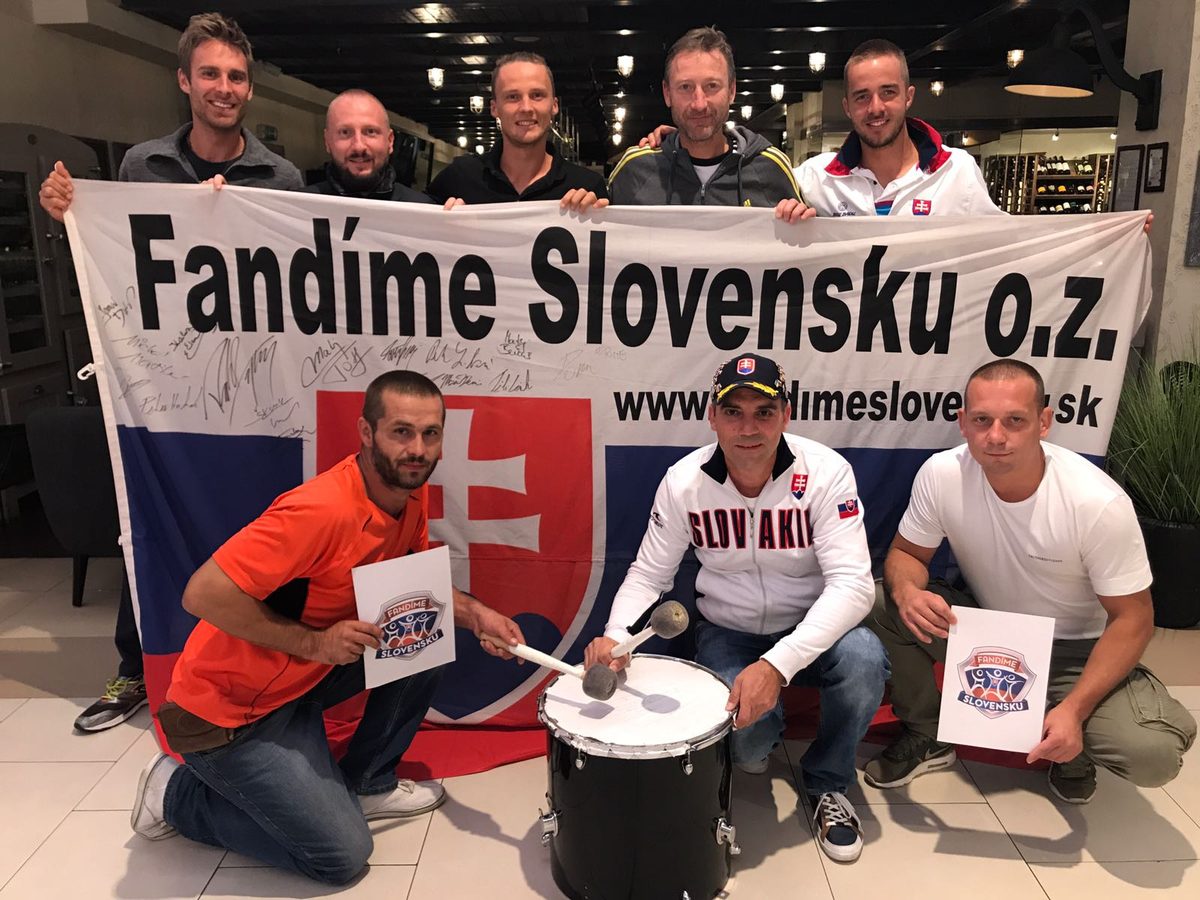 Členovia Fandíme Slovensku s vlajkou